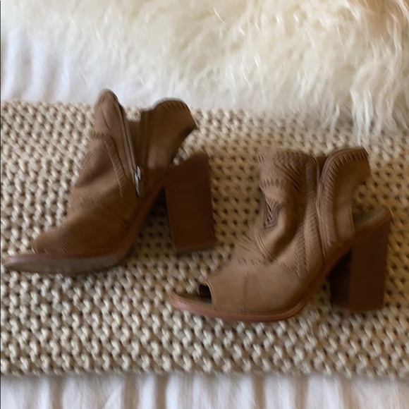 VINCE CAMUTO BOOTIES/HEELS. - Picture 3 of 3